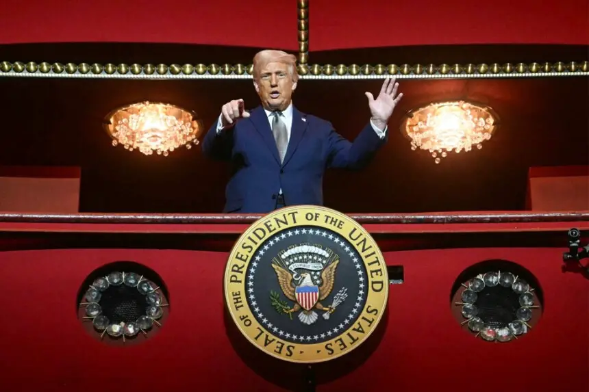 El presidente Donald Trump en el palco presidencial durante su visita al Centro John F. Kennedy para las Artes Escénicas en Washington el 17 de marzo de 2025. Jim Watson/ AFP