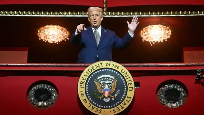 El presidente Donald Trump se encuentra en el palco presidencial mientras recorre el Centro John F. Kennedy para las Artes Escénicas, en Washington, D.C., el 17 de marzo de 2025. (Jim WATSON/AFP)