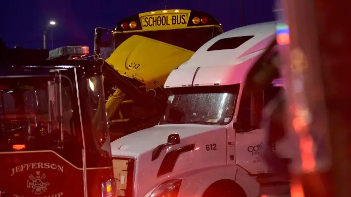 Los primeros en responder del municipio de Jefferson examinan la escena de un accidente de autobús escolar en la salida de Mount Cobb, Pensilvania, de la Interestatal 84, el 16 de marzo de 2025. (Chad Sebring/The Times-Tribune vía AP).