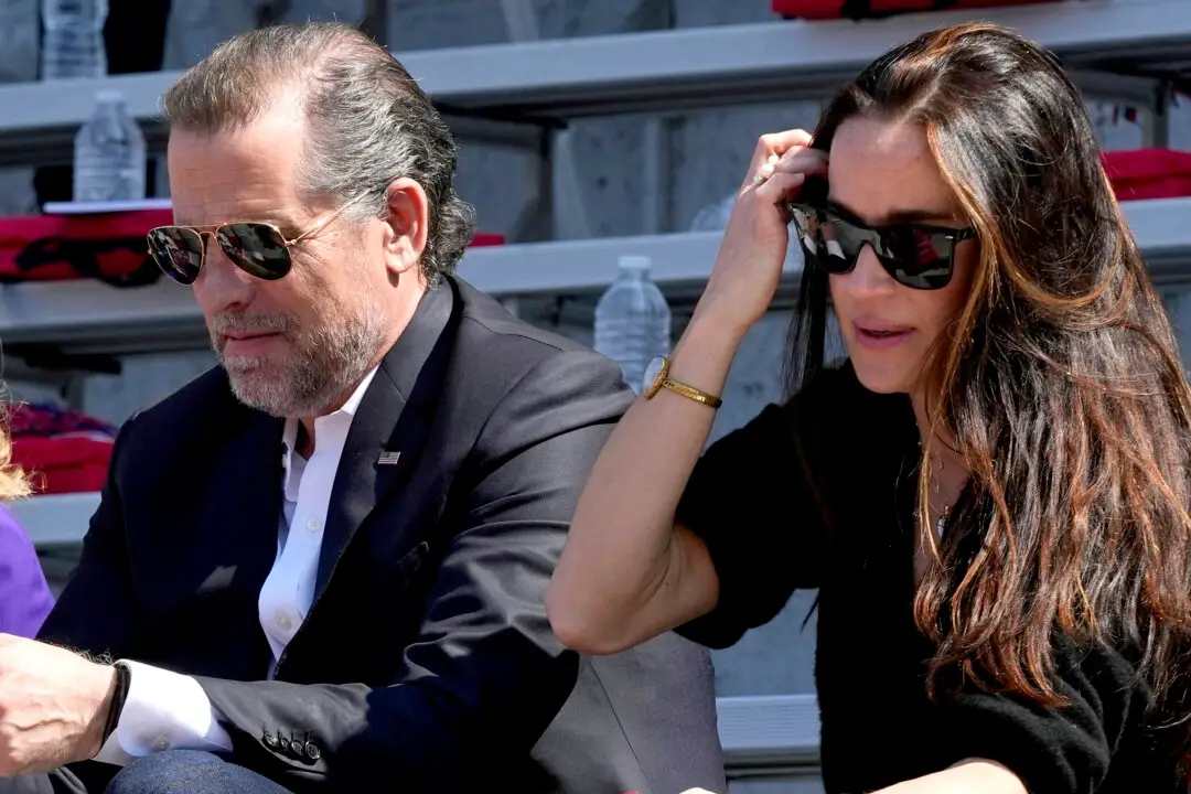 Hunter Biden (izquierda) y Ashley Biden asisten a la ceremonia de graduación de Maisy Biden en Filadelfia el 15 de mayo de 2023. (Patrick Semansky/AP Photo)
