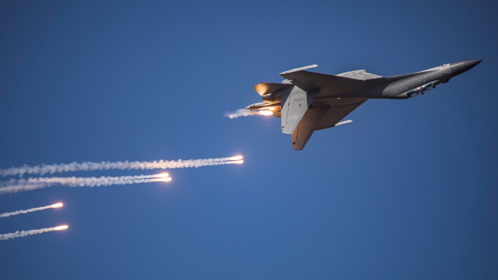 Un avión de combate chino J-16 en una foto de archivo. (STR/AFP a través de Getty Images).