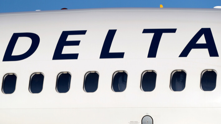 El logotipo de la empresa adorna el lateral de un avión de Delta Air Lines en el Aeropuerto Internacional de Denver, el 26 de junio de 2019. (David Zalubowski/AP Photo).