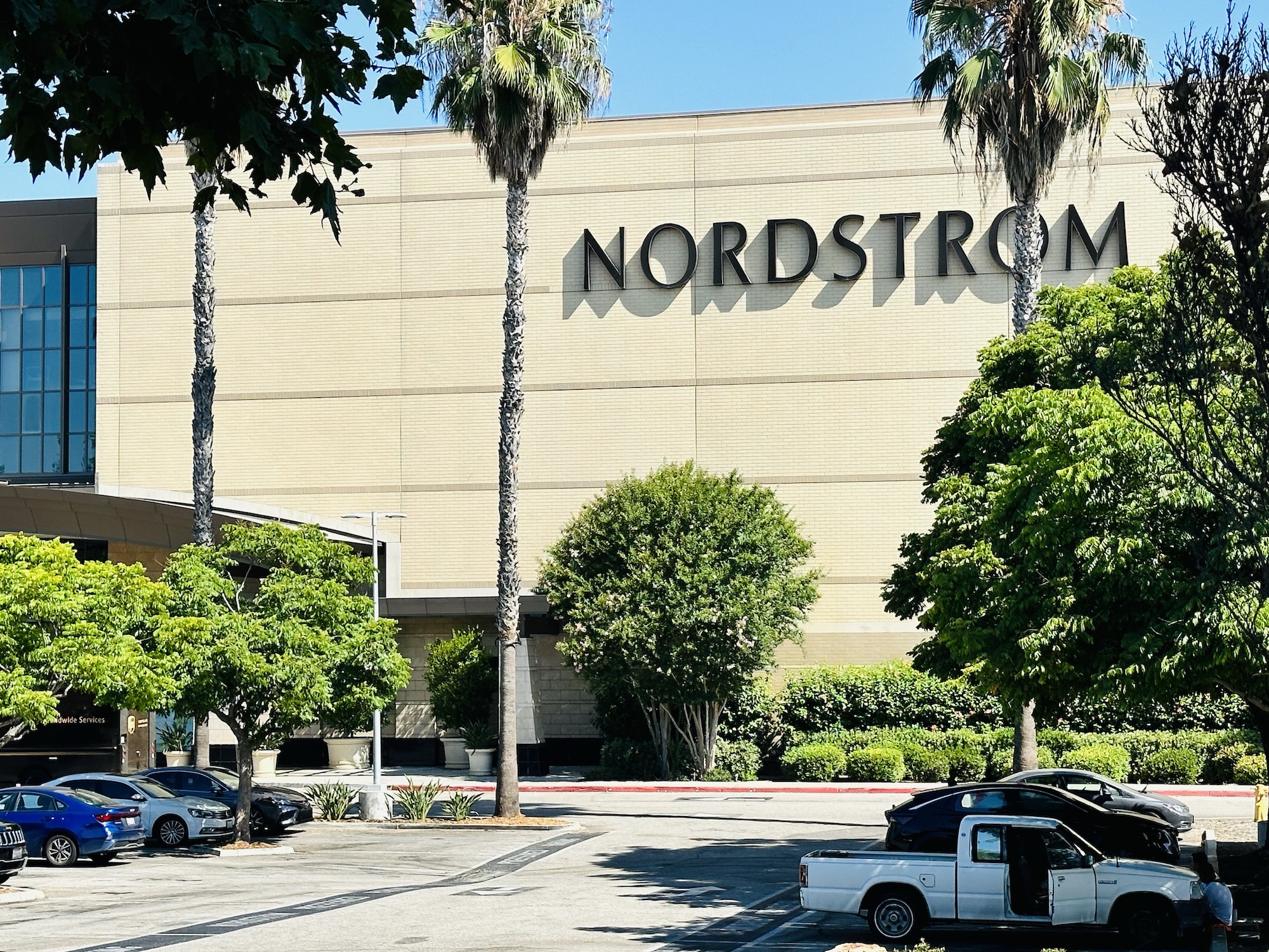 Una tienda Nordstrom en el centro comercial Westfield Topanga, en el barrio de Canoga Park de Los Ángeles, el 14 de agosto de 2023. (Jill McLaughlin/The Epoch Times).