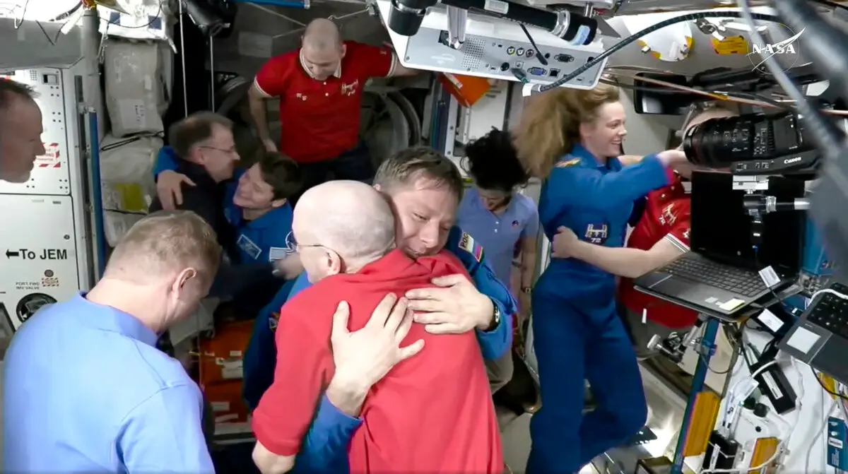 El astronauta Don Pettit (abajo, C) abraza a Kirill Peskov mientras los astronautas se saludan después de que una cápsula de SpaceX se acoplara a la Estación Espacial Internacional el 16 de marzo de 2025. (NASA vía AP)