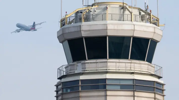 Un avión Airbus de American Airlines despega frente a la torre de control de tráfico aéreo del Aeropuerto Nacional Ronald Reagan de Washington, en Arlington, Virginia, el 11 de enero de 2023. (Saul Loeb/AFP vía Getty Images)