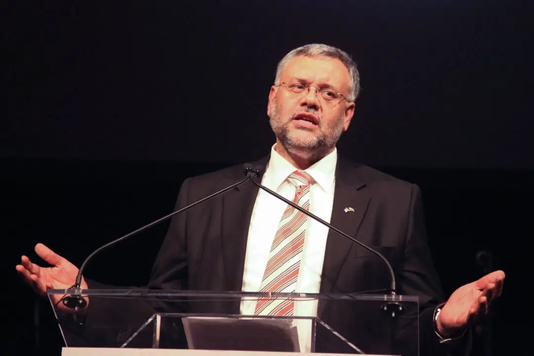 Ebrahim Rasool habla en el escenario en la 19.ª gala anual de premios de Shared Interest en Nueva York el 18 de marzo de 2013. (Donald Bowers/Getty Images para Shared Interest)
