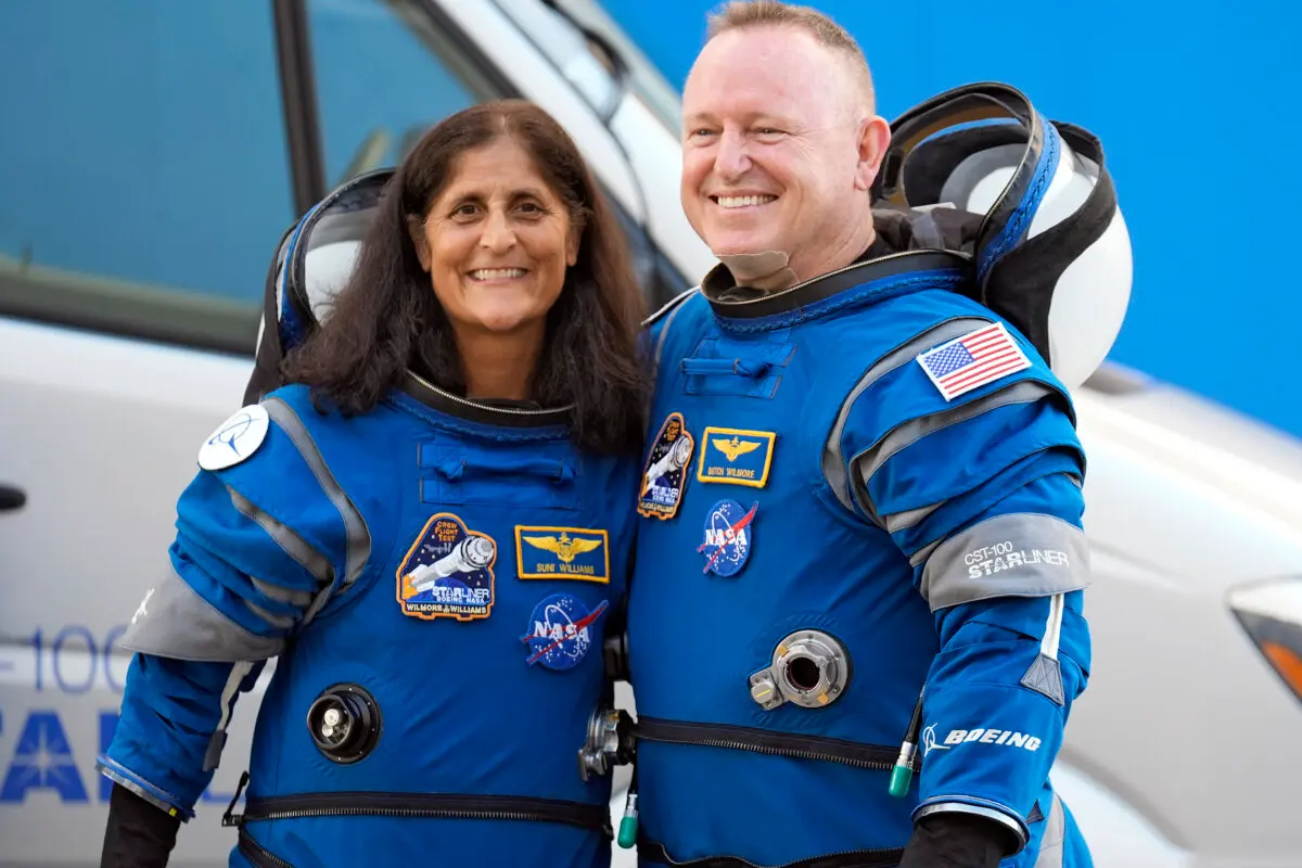 Los astronautas de la NASA Suni Williams (izquierda) y Butch Wilmore posan juntos para una foto de camino a la plataforma de lanzamiento en el Complejo de Lanzamiento Espacial 41 en Cabo Cañaveral, Florida, el 5 de junio de 2024, para su despegue en una cápsula Boeing Starliner hacia la Estación Espacial Internacional. (Chris O'Meara/AP Photo)