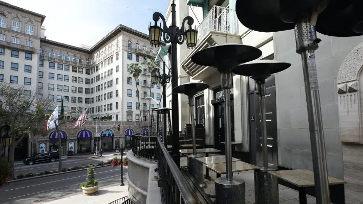 Una zona de asientos al aire libre frente al hotel Beverly Wilshire en Beverly Hills, California, el 18 de marzo de 2020. (Mario Tama/Getty Images).