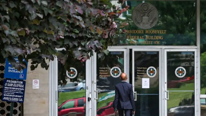 La entrada al Edificio Federal Theodore Roosevelt, que alberga la sede de la Oficina de Gestión de Personal en Washington, el 5 de junio de 2021. (Mark Wilson/Getty Images)