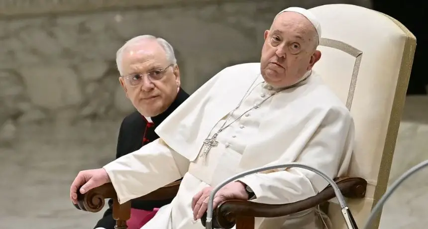 El papa Francisco asiste a la audiencia general semanal, el 12 de febrero de 2025 en la sala Pablo VI del Vaticano. (FILIPPO MONTEFORTE/AFP a través de Getty Images)