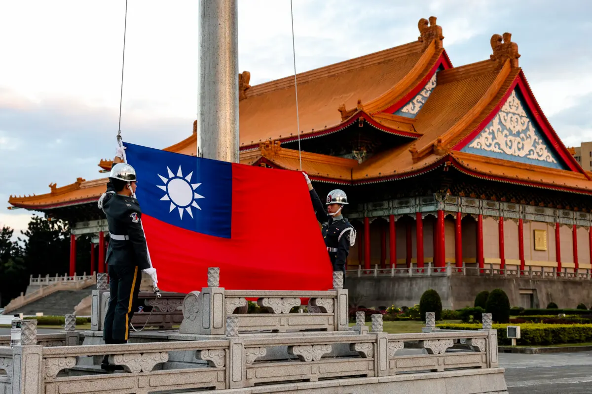 Guardias izan la bandera nacional de Taiwán en el Bulevar de la Democracia en el Salón Conmemorativo de Chiang Kai-shek en Taipéi el 29 de noviembre de 2024. (I-Hwa Cheng/AFP a través de Getty Images).