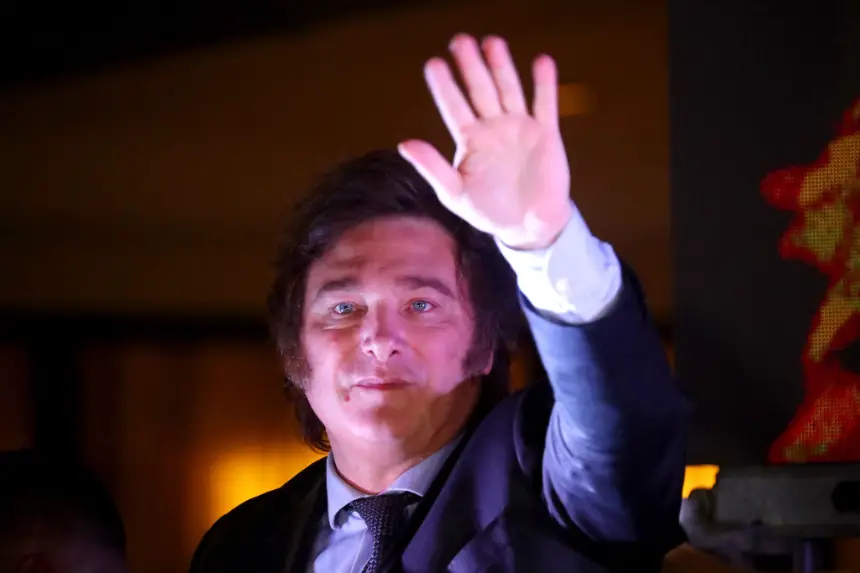 El presidente de Argentina, Javier Milei, saluda a sus partidarios el 19 de noviembre de 2023 en Buenos Aires, Argentina. (Marcos Brindicci/Getty Images)