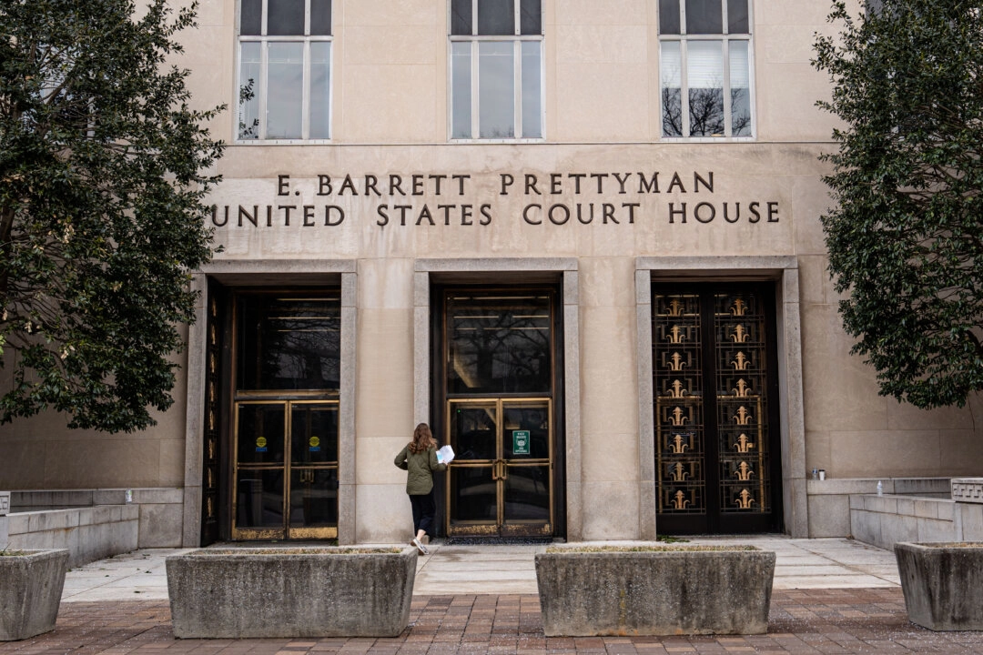 La Corte Federal E. Barrett Prettyman en Washington, donde un panel de tres jueces escuchó los argumentos orales el 18 de marzo sobre el intento de la administración Trump de despedir a dos directores de agencias. (Madalina Vasiliu/The Epoch Times)