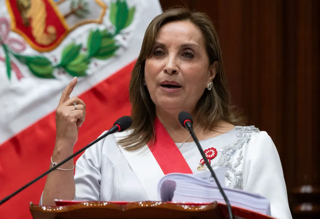 Dina Boluarte, presidenta del Perú, pronuncia su discurso a la nación con motivo del Día de la Independencia en el Congreso Nacional de Lima, el 28 de julio de 2024. (CRIS BOURONCLE/POOL/AFP vía Getty Images)