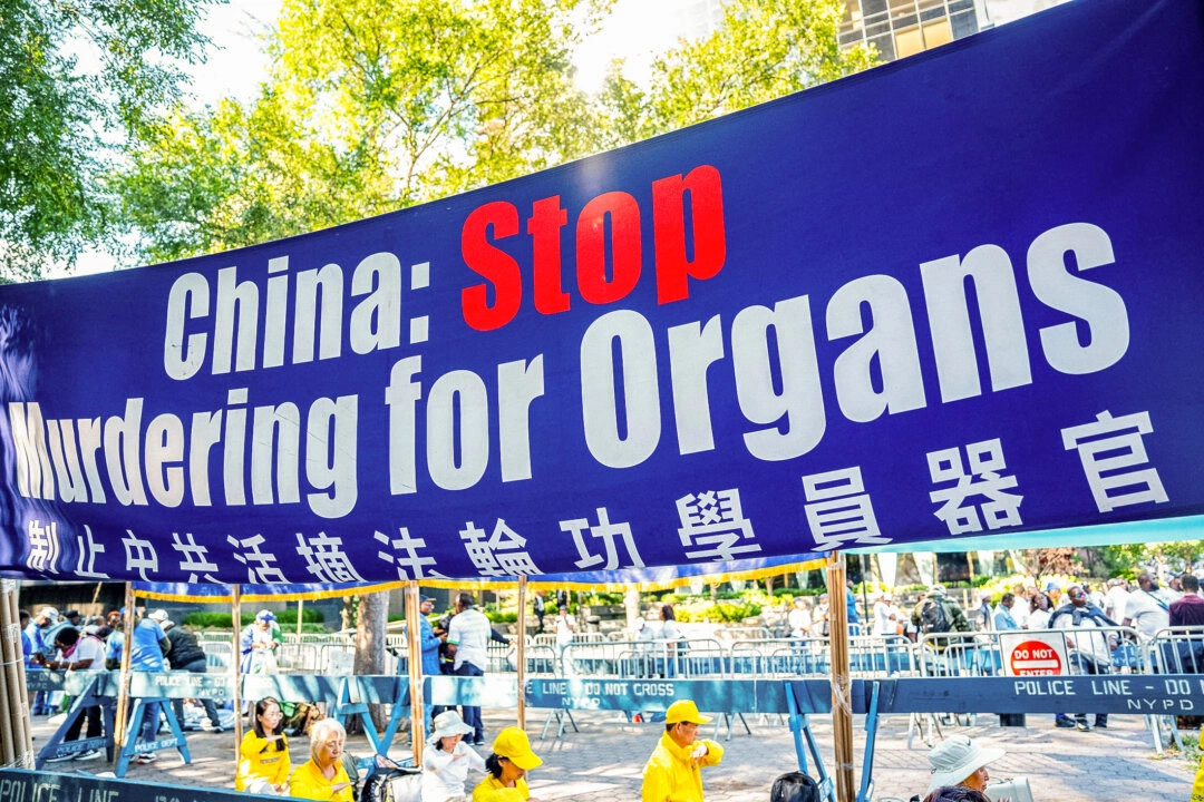 Una pancarta que pide el fin de la sustracción forzada de órganos a practicantes de Falun Gong en China se exhibe mientras los practicantes demuestran la meditación de la práctica espiritual, junto a las Naciones Unidas en la ciudad de Nueva York el 20 de septiembre de 2023. (Chung I Ho/The Epoch Times)