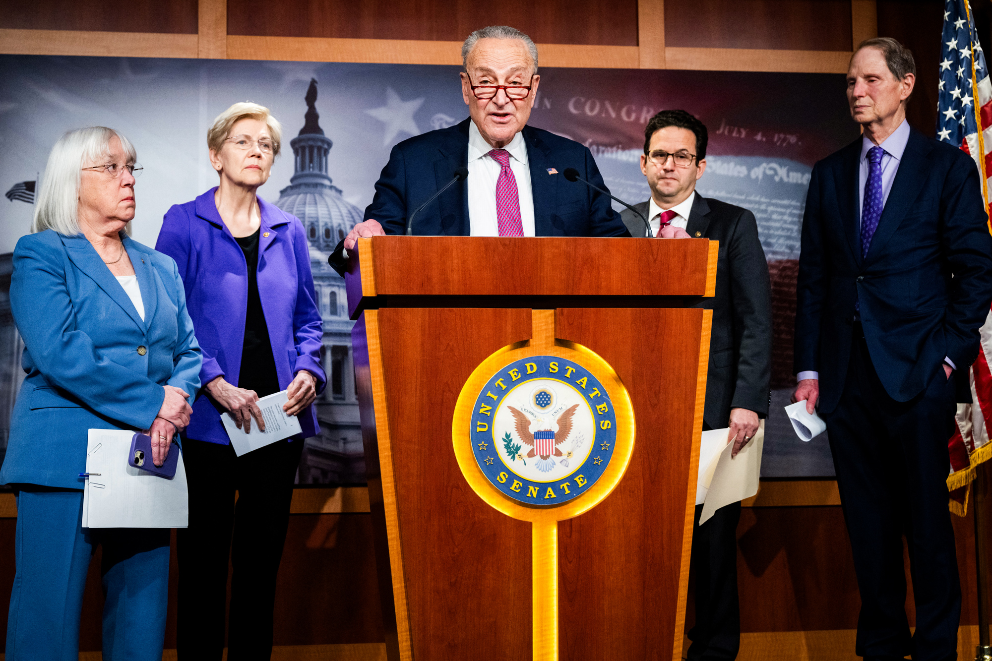 El líder demócrata del Senado, Chuck Schumer (D-N.Y.) (C), habla junto a (I-D) los senadores Patty Murray (D-Wash.), Elizabeth Warren (D-Mass.), Brian Schatz (D-Hawaii) y Ron Wyden (D-Ore.) sobre Elon Musk y DOGE accediendo a los datos de las agencias gubernamentales durante una conferencia de prensa en el Capitolio de los Estados Unidos el 3 de febrero de 2025.