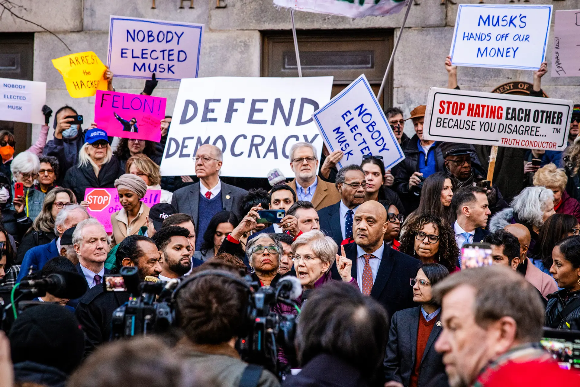 La senadora Elizabeth Warren (D-Mass.), junto con otros miembros demócratas del Congreso, habla ante una multitud reunida en protesta contra Elon Musk y el Departamento de Eficiencia Gubernamental, frente al Departamento del Tesoro en Washington el 4 de febrero de 2025. (Anna Rose Layden/Getty Images)