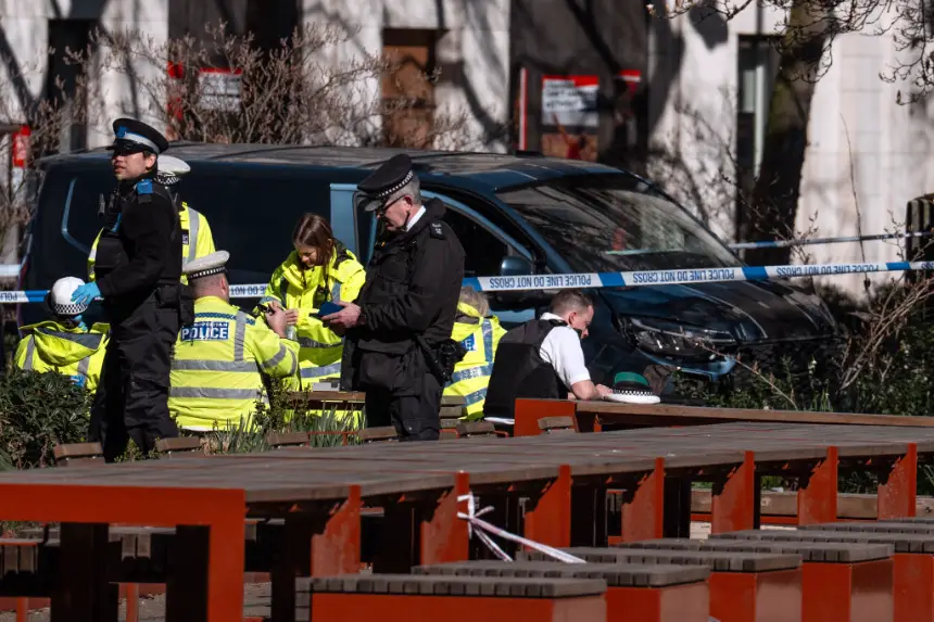 La policía trabaja en la escena después de que una camioneta atropellara a varios peatones en el Strand el 18 de marzo de 2025 en Londres, Inglaterra. (Carl Court/Getty Images)