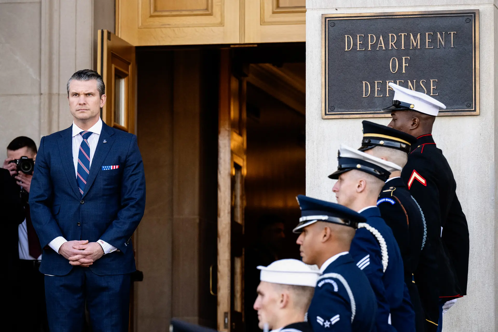 El secretario de Defensa Pete Hegseth se encuentra en la entrada del Departamento de Defensa en Washington el 24 de febrero de 2025. Después de que miembros del personal del DOGE visitaran el Pentágono, Hegseth propuso reasignar el 8 por ciento del presupuesto de la agencia de áreas no letales a elementos centrados en la seguridad nacional en la agenda de Trump. (Saul Loeb/AFP a través de Getty Images).