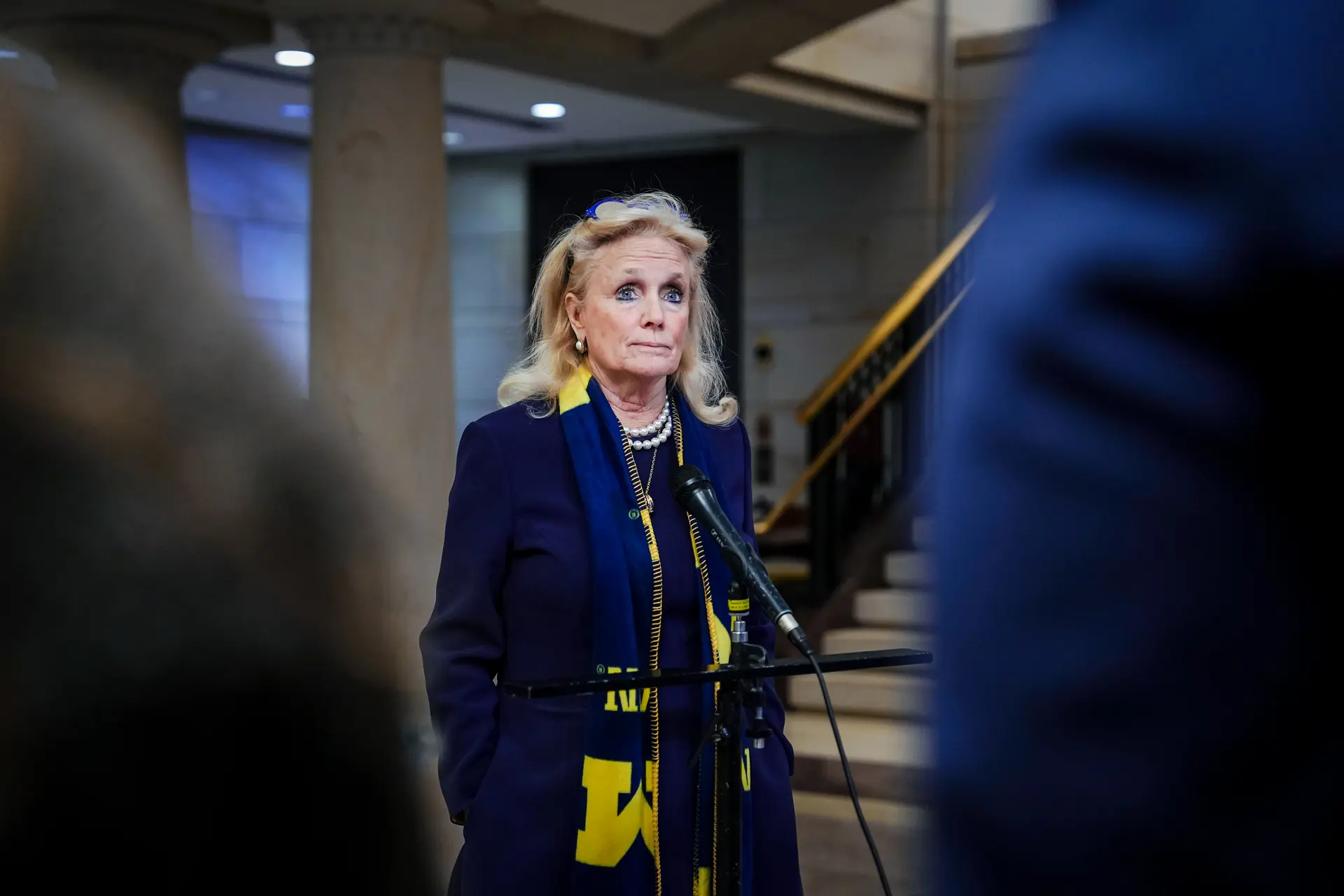 La representante Debbie Dingell (demócrata por Michigan) habla con la prensa en Washington el 8 de enero de 2024. (Madalina Vasiliu/The Epoch Times)