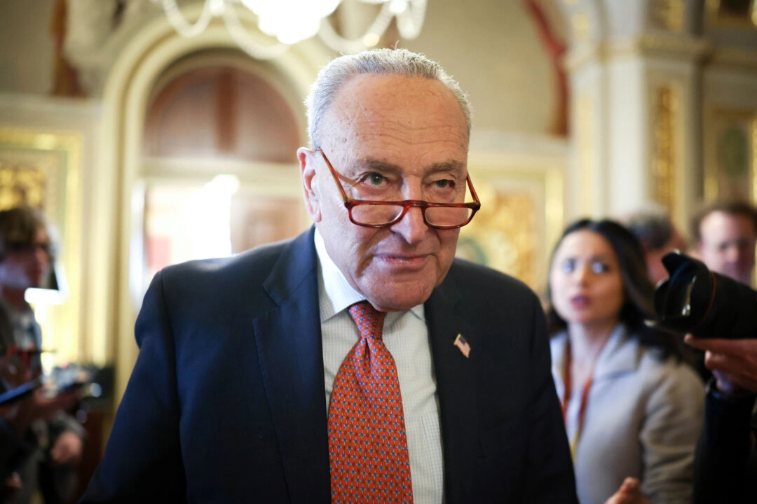 El líder de la minoría en el Senado, Chuck Schumer (D-N.Y.), abandona el almuerzo del caucus demócrata en el Capitolio de EE.UU. en Washington el 13 de marzo de 2025. (Kayla Bartkowski/Getty Images)