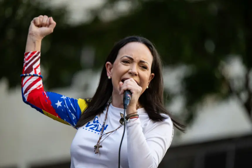 La líder opositora María Corina Machado, da un discurso durante una protesta antigubernamental el 9 de enero de 2025 en Caracas, Venezuela. (Alfredo Lasry R/Getty Images)