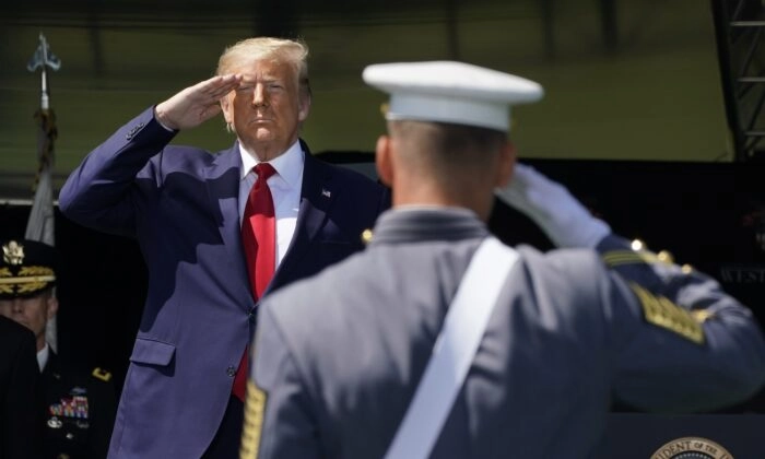 El presidente Donald Trump saluda a su llegada a la ceremonia de graduación de la Academia Militar de Estados Unidos de 2020 en West Point, Nueva York, el 13 de junio de 2020. (Timothy A. Clary/AFP vía Getty Images)