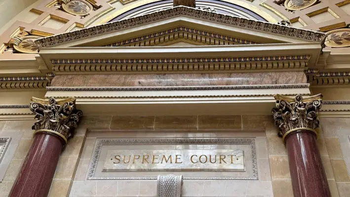 La entrada a las salas de la Corte Suprema de Wisconsin dentro del Capitolio estatal, en Madison, el 14 de marzo de 2024. (Todd Richmond/AP Photo)