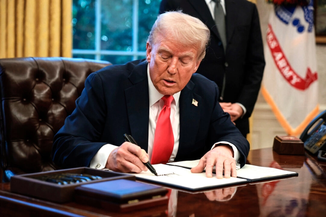 El presidente Donald Trump firma una orden ejecutiva en el Despacho Oval de la Casa Blanca el 25 de febrero de 2025. (Alex Wong/Getty Images)