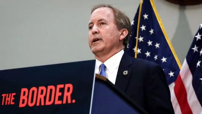 El fiscal general de Texas, Ken Paxton, habla en una conferencia de prensa sobre la frontera sur de Estados Unidos y las políticas migratorias del presidente Joe Biden, en el edificio Hart de oficinas del Senado, en Washington, el 12 de mayo de 2021. (Anna Moneymaker/Getty Images)