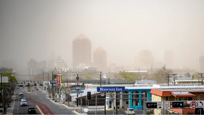 Se desaconseja encarecidamente viajar en el área metropolitana de Albuquerque hasta el martes 18 de marzo de 2025 por la tarde, debido a la visibilidad inferior a un cuarto de milla por el polvo que se levanta y los peligrosos vientos cruzados de hasta 110 km/h en las carreteras y autopistas de norte a sur, en el centro de Albuquerque, Nuevo México, mirando hacia el oeste desde la Ruta 66. (Roberto E. Rosales/AP Photo).