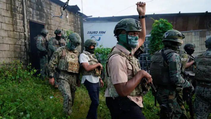 Fuerzas de seguridad ecuatorianas participan en un operativo conjunto para buscar drogas y armas en un barrio de bajos recursos, en Durán, Ecuador, el 14 de marzo de 2025. (Santiago Arcos/Reuters)