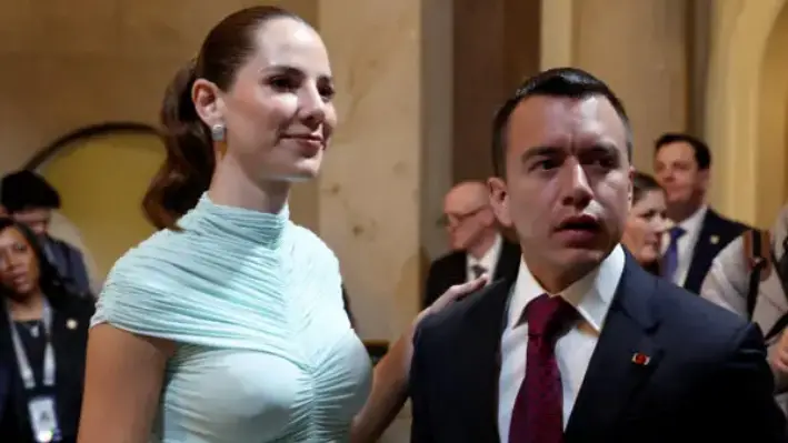 El presidente de Ecuador, Daniel Noboa (derecha), y su esposa Lavinia Valbonesi llegan a la toma de posesión de Donald Trump en el Capitolio de Estados Unidos, el 20 de enero de 2025. (Evelyn Hockstein/Reuters)