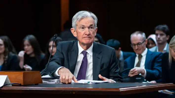 El presidente de la Reserva Federal, Jerome Powell, tras testificar ante el Comité Senatorial de Banca, Vivienda y Asuntos Urbanos en el Capitolio, el 11 de febrero de 2025. (Madalina Vasiliu/The Epoch Times)