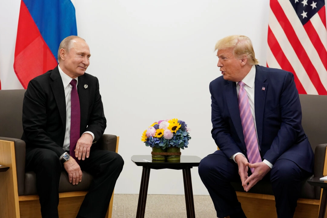 El presidente ruso, Vladimir Putin (Izq.), y el presidente estadounidense, Donald Trump, conversan durante una reunión bilateral en la cumbre del G20 en Osaka, Japón, el 28 de junio de 2019. (Kevin Lamarque/Reuters)