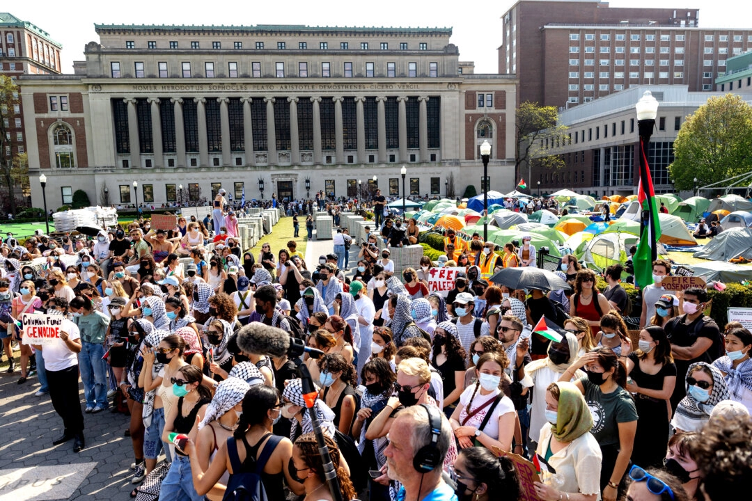 Manifestantes pro-palestinos realizan una breve concentración tras haber marchado alrededor del "Campamento de Solidaridad con Gaza" en el jardín oeste de la Universidad de Columbia, Nueva York, el 29 de abril de 2024. (Michael M. Santiago/Getty Images)