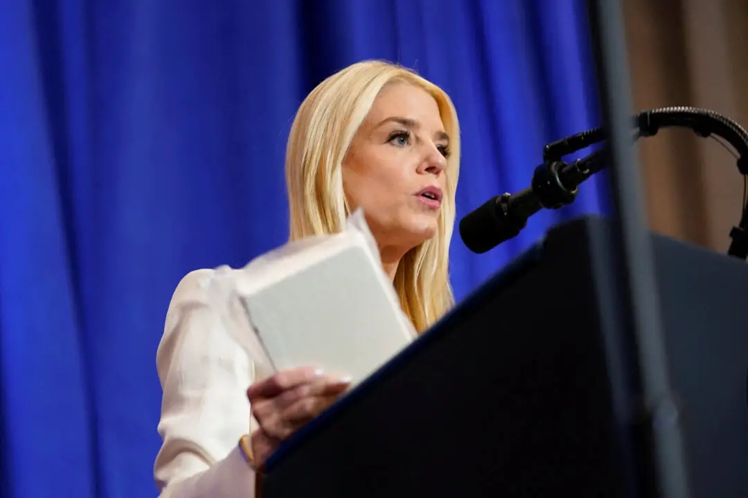 La fiscal general de EE. UU., Pam Bondi, habla durante la visita del presidente Donald Trump al Departamento de Justicia en Washington el 14 de marzo de 2025. (Nathan Howard/Reuters)
