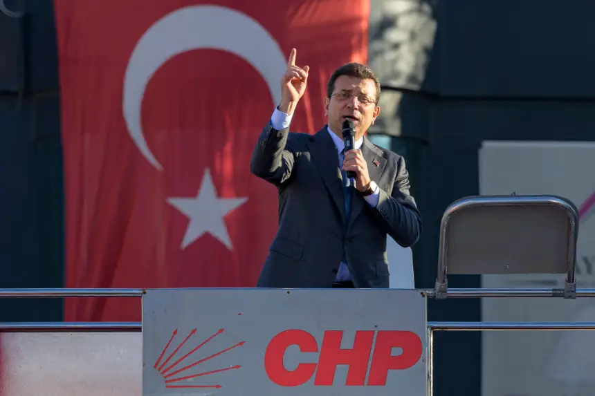 El alcalde de Estambul, Ekrem Imamoglu, pronuncia un discurso durante una manifestación tras la detención del alcalde de Esenyurt, en la plaza de Esenyurt en Estambul, el 31 de octubre de 2024. (Yasin Akgul/AFP vía Getty Images)