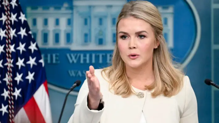 La secretaria de prensa de la Casa Blanca, Karoline Leavitt, habla durante la sesión informativa diaria en la Sala Brady de la Casa Blanca, el 19 de marzo de 2025. (Mandel Ngan/AFP vía Getty Images)