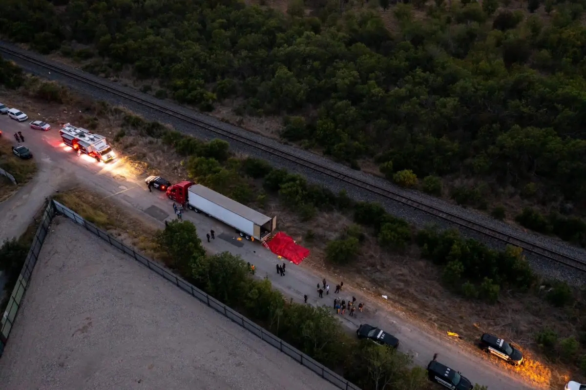 Miembros de las fuerzas del orden investigan un camión con remolque en San Antonio, Texas, el 27 de junio de 2022. (Jordan Vonderhaar/Getty Images)