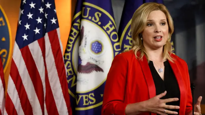 La representante Ashley Hinson (R-Iowa) habla durante una conferencia de prensa en el Capitolio de Estados Unidos, en Washington, el 15 de junio de 2021. (Alex Wong/Getty Images)