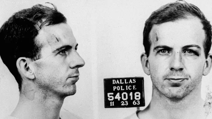 Una foto policial de Lee Harvey Oswald, quien fue identificado por la Comisión Warren como el único pistolero responsable del asesinato del presidente John F. Kennedy. Oswald tenía amplios contactos dentro de la comunidad de inteligencia, según numerosos documentos. (Donald Uhrbrock/Time Life Pictures/Getty Images)