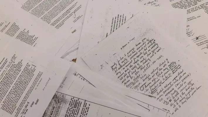 Los documentos relacionados con el asesinato del presidente John F. Kennedy en 1963 se muestran después de que fueran publicados por orden del presidente Donald Trump, en Washington, el 18 de marzo de 2025. (Carlos Barria/Ilustración fotográfica/Reuters)