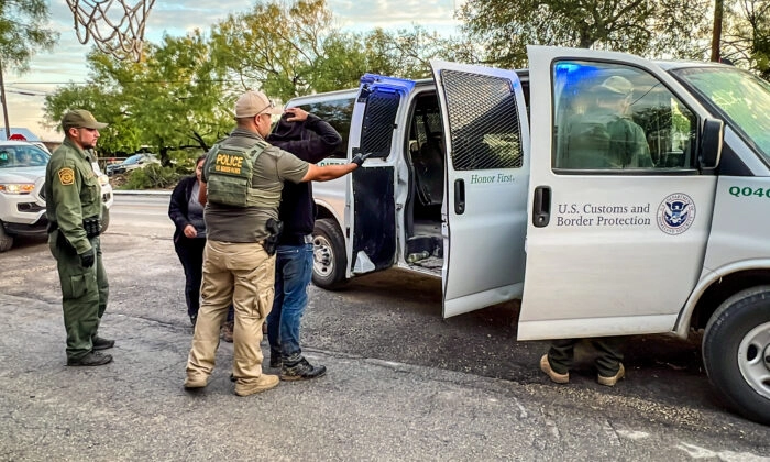 Oficiales de la Patrulla Fronteriza detienen a varios inmigrantes ilegales que estaban siendo contrabandeados desde la frontera entre Estados Unidos y México hasta San Antonio, en Brackettville, Texas, el 26 de agosto de 2022. (Charlotte Cuthbertson/The Epoch Times)