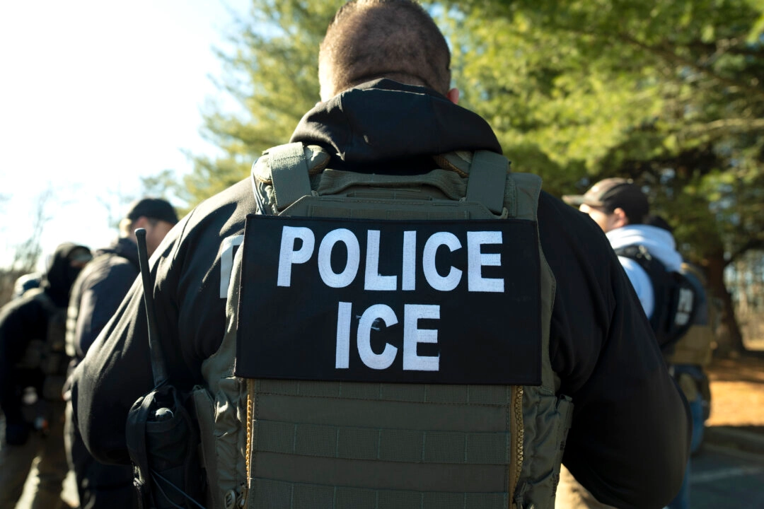 Un agente del Servicio de Inmigración y Control de Aduanas escucha durante una sesión informativa en Silver Spring, Maryland, el 27 de enero de 2025. (Alex Brandon/AP Photo)