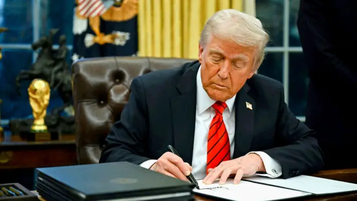 El presidente Donald Trump firma una orden ejecutiva en la Oficina Oval de la Casa Blanca, el 10 de febrero de 2025. (Andrew Caballero-Reynolds/AFP vía Getty Images)