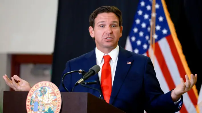 El gobernador de Florida, Ron DeSantis, habla durante una conferencia de prensa en West Palm Beach, Florida, el 17 de septiembre de 2024. (Joe Raedle/Getty Images)