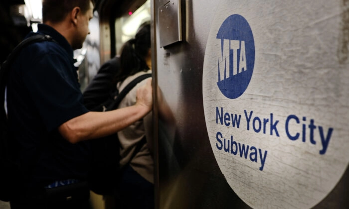 Pasajeros ingresan a un metro de la Autoridad Metropolitana de Transporte (MTA) en la ciudad de Nueva York, NY, el 29 de junio de 2017. (Spencer Platt/Getty Images)