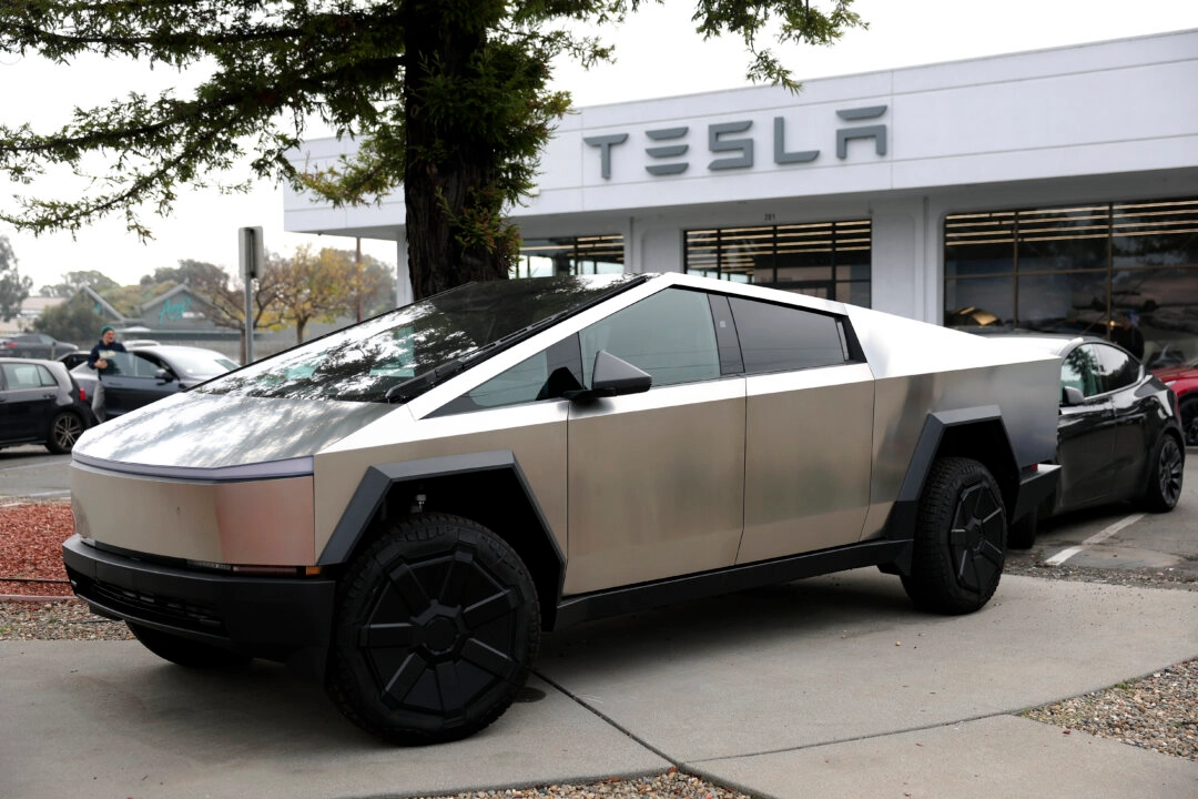 Un Tesla Cybertruck se exhibe en un concesionario Tesla en Corte Madera, California, el 20 de diciembre de 2024. (Justin Sullivan/Getty Images)