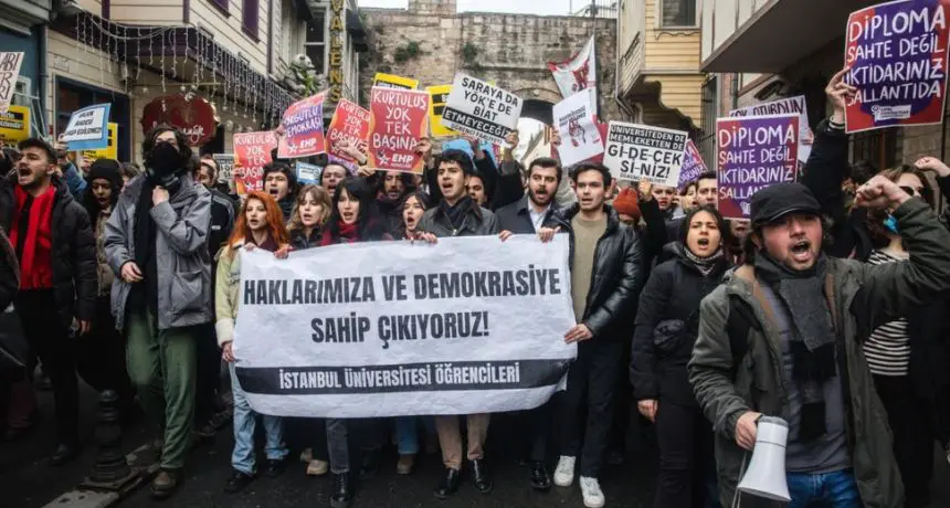 Estudiantes universitarios corean consignas y sostienen carteles durante una marcha de protesta en apoyo al alcalde de Estambul, Ekrem Imamoglu, arrestado en Estambul, Turquía, el 20 de marzo de 2025. (Foto de Chris McGrath/Getty Images)